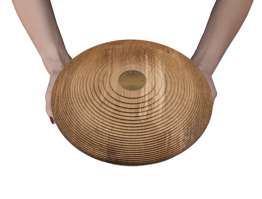 <p>Obdelava lesene žare je izpeljana iz krogov, ki se na simbolni ravni gostijo kot leta v življenju posameznika.</p>