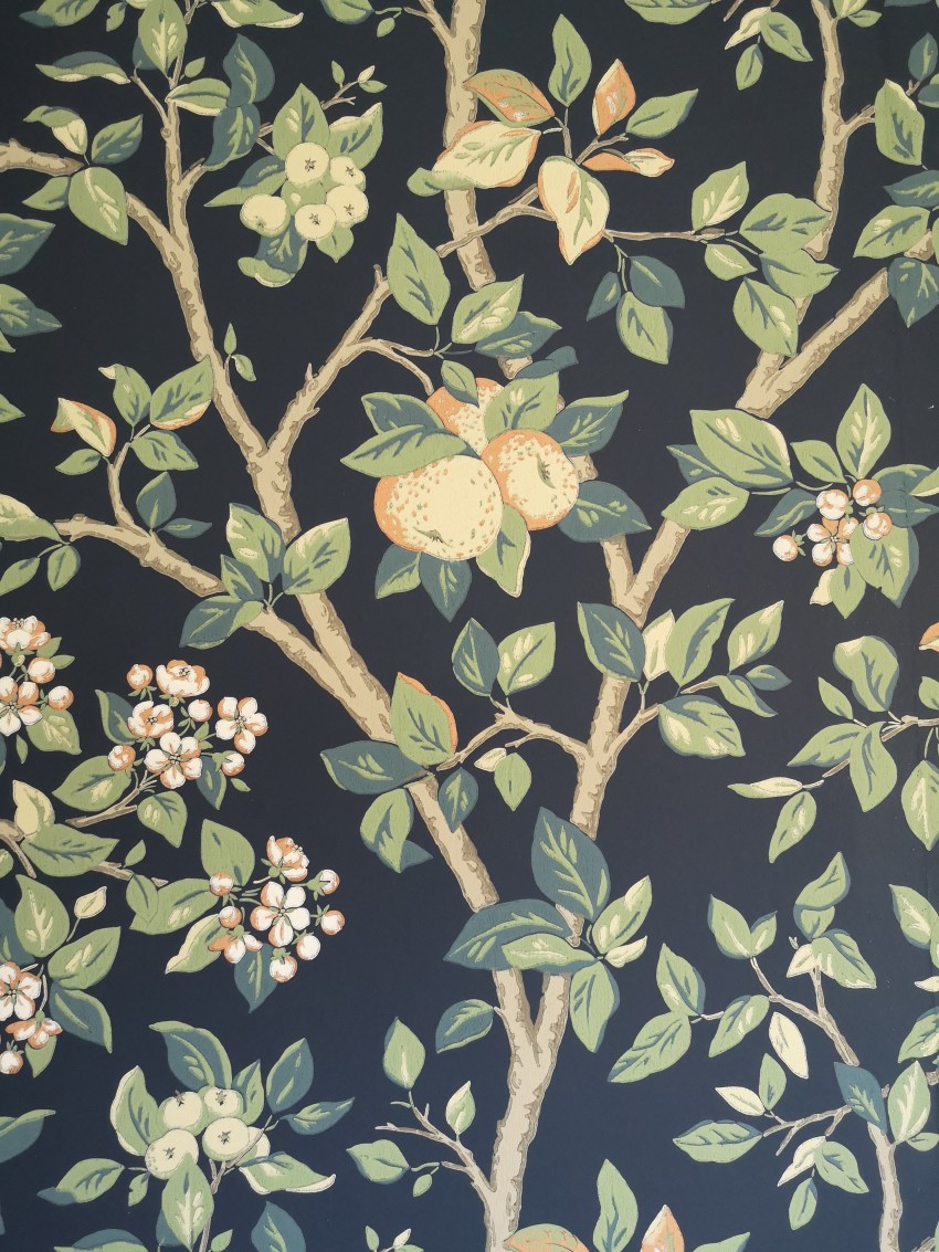 Na tapetah skandinavskega proizvajalca, ki so tiskane še na star način, vsaka barva posebej, so upodobljene prepletene veje jablane. 