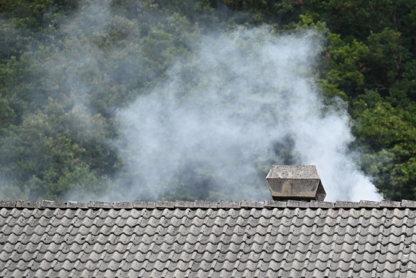 Temnejša barva dima je nedvoumen dokaz slabega zgorevanja v kurilni napravi.