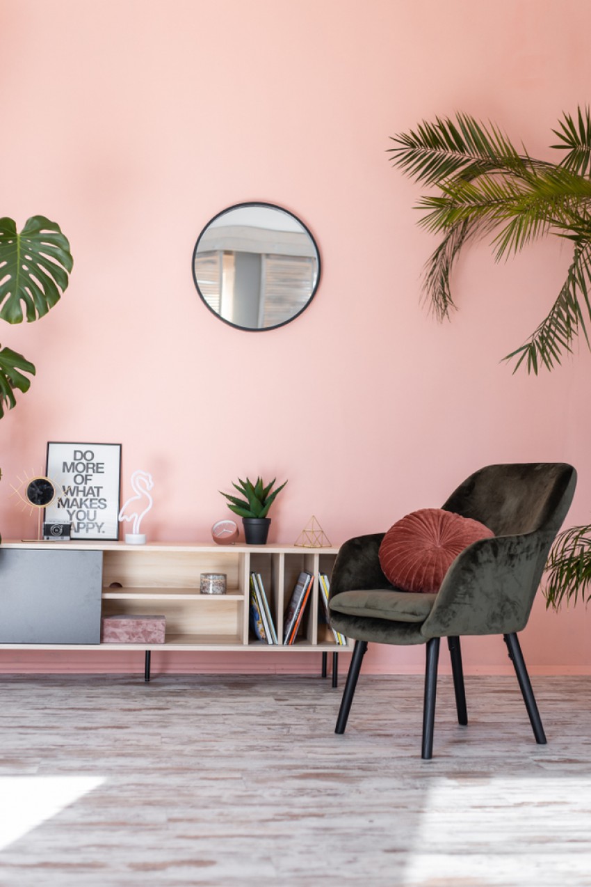 Eno steno v dnevni sobi lahko odenete v nežen pastelno rožnat odtenek.