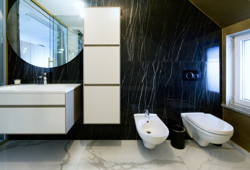 V kopalnici se prepletajo črni in beli odtenki ter vzorec marmorja.