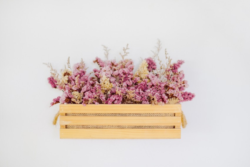 Dekoracijo iz suhega cvetja lahko postavite v lesen zabojček.