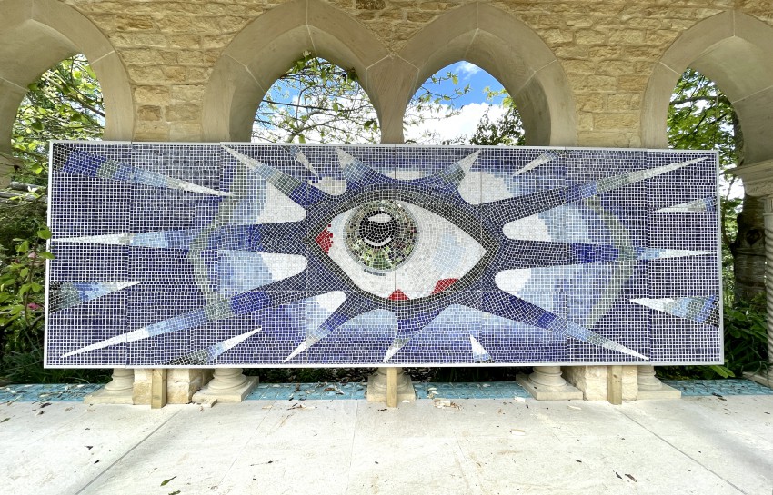 <p>Psihedelični mozaik, ki je krasil steno zunanjega bazena, naj bi oblikoval sam John Lennon.</p>