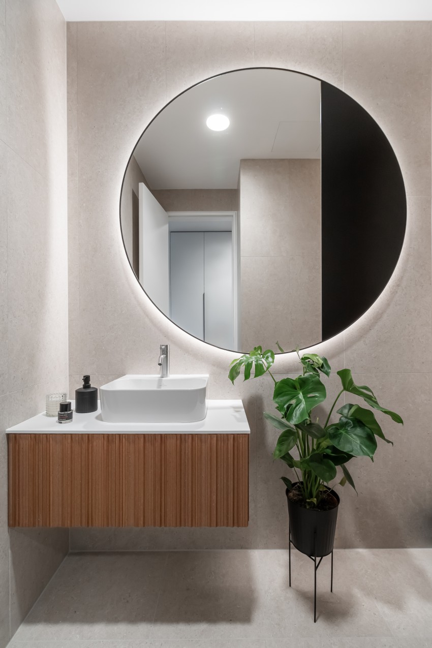<p>Za kopalnico in wc so izbrali okroglo osvetljeno ogledalo.</p>