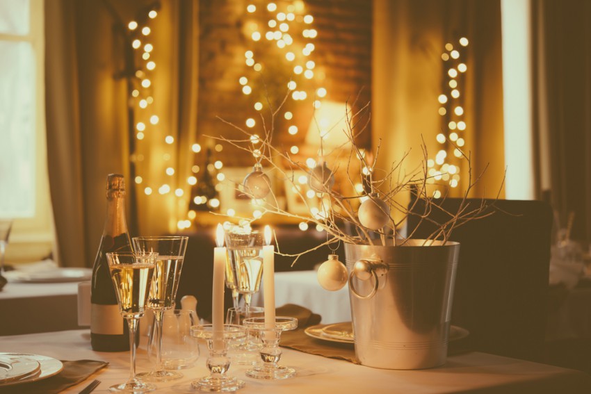 Šampanjec je simbol praznovanja, zato ga lahko uporabite kot glavno tematiko vašega večera.