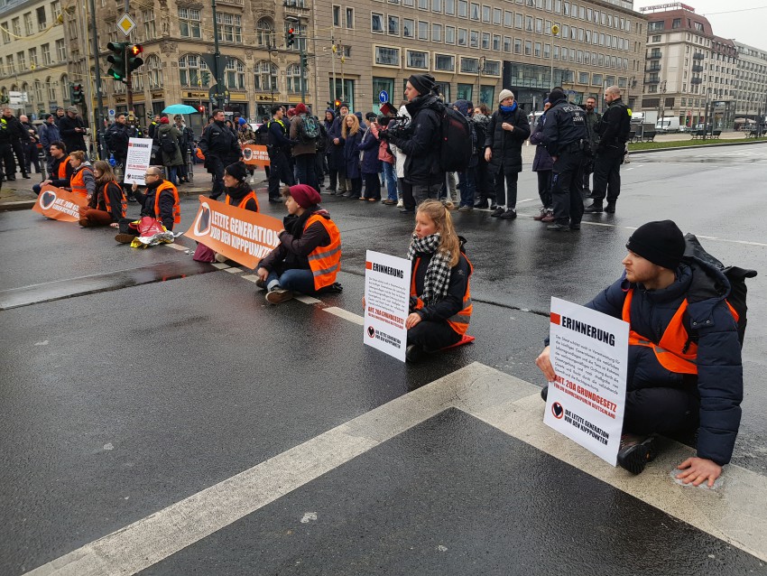 Aktivisti iz skupine Last Generation za bolj intenzivno ukrepanje proti podnebnim spremembam z uličnimi blokadami in drugimi ukrepi demonstrirajo od začetka lanskega leta. 