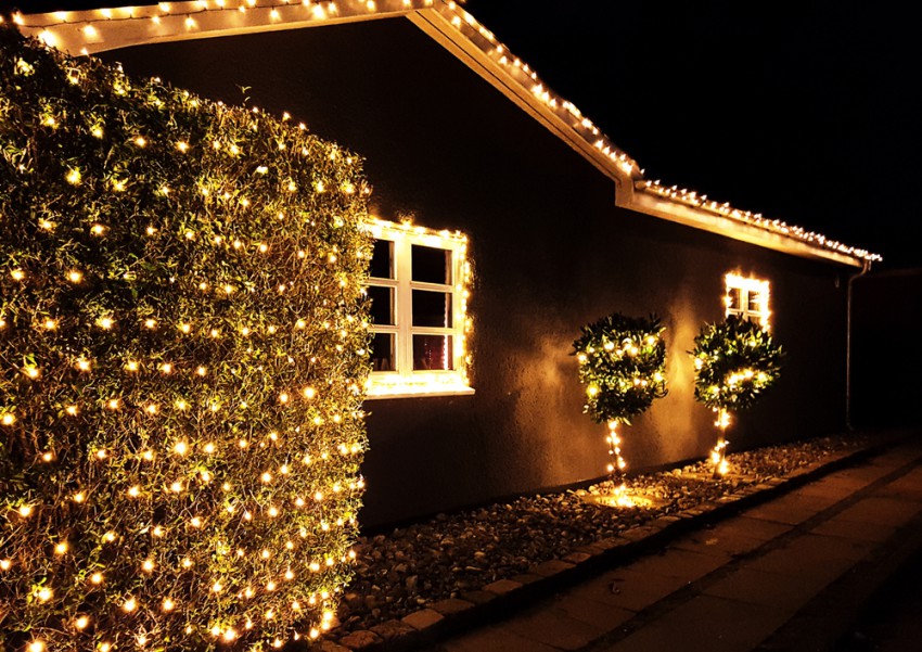 Decembra je čas, ko z lučkami krasimo ne le notranjost, pač pa tudi zunanjost hiš.