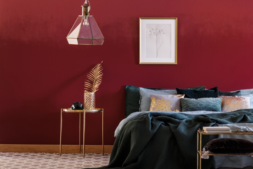<p>V spalnici lahko steno za vzglavjem postelje odenete v temno rdečo barvo.</p>