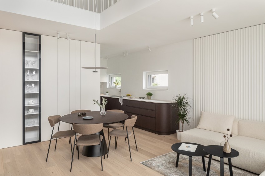 <p>Kuhinja je pomaknjena v nišni del stanovanja, kar zagotavlja dnevni sobi z jedilnico večjo individualnost.</p>