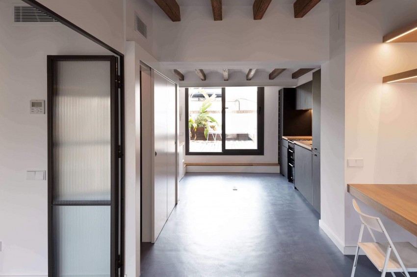 <p>V spodnjem nadstropju stanovanja je odprt prostor, ki je organiziran tako, da deluje kot dnevna soba in delovni prostor, neopazno povezan s kuhinjo.</p>